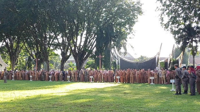 asn-di-lingkungan-pemrov-sumbar-tengah-mengikuti-apel-pagi.jpg