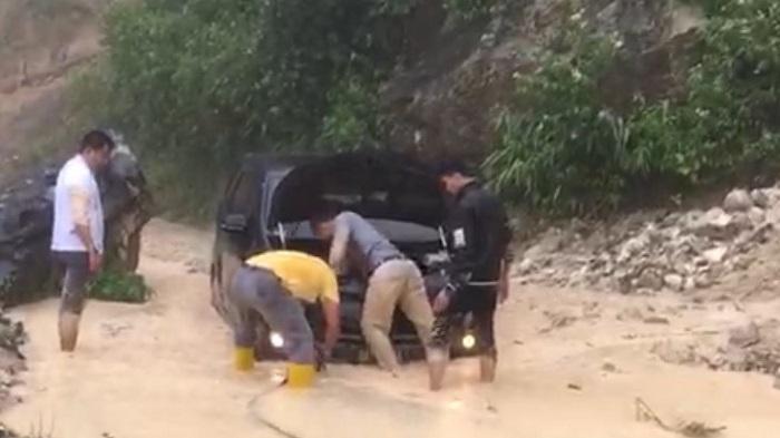avanza-terjebak-longsor-di-malalak-agam.jpg
