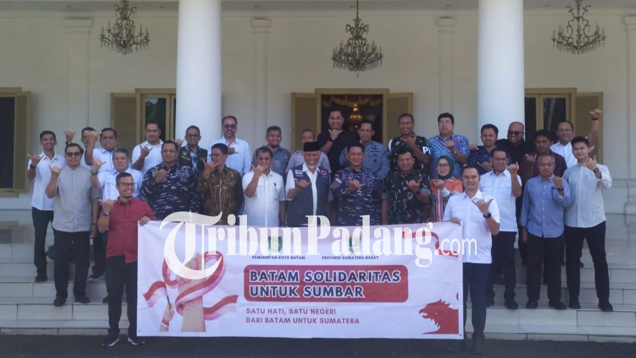 bantuan-bencana-sumbar-diterima-gubernur-sumbar-1112026.jpg