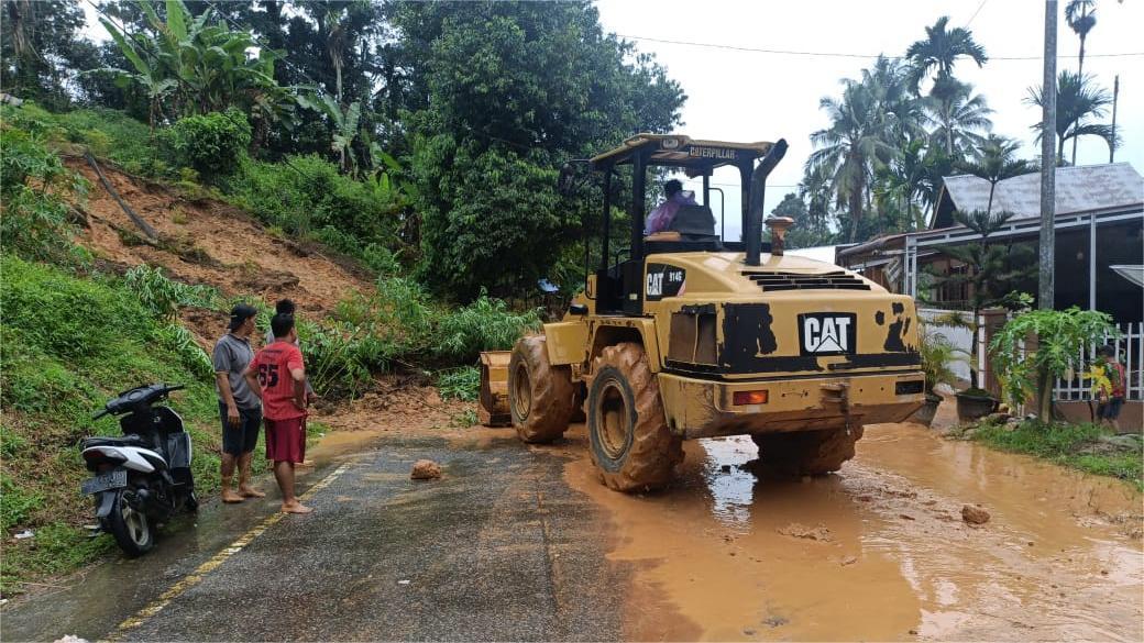 bencana-longsor-di-Pessel-1472025.jpg