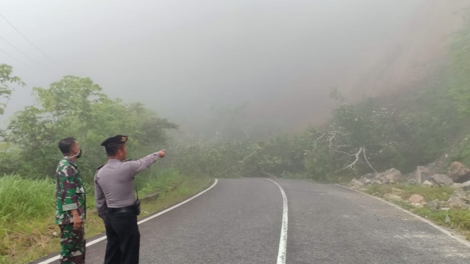 Jalan Malalak - Sicincin Putus Akibat Longsor, Kendaraan Roda 2 dan 4 Tak Bisa Lewat