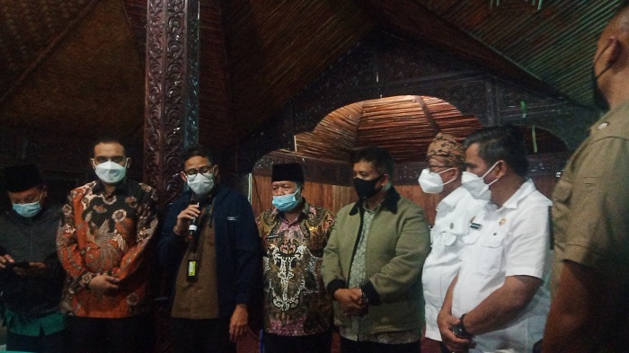 bupati-agam-andri-warman-empat-dari-kiri-saat-mendampingi.jpg