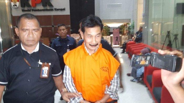 bupati-solok-selatan-muzni-zakaria-meninggalkan-gedung-merah-putih-kpk.jpg