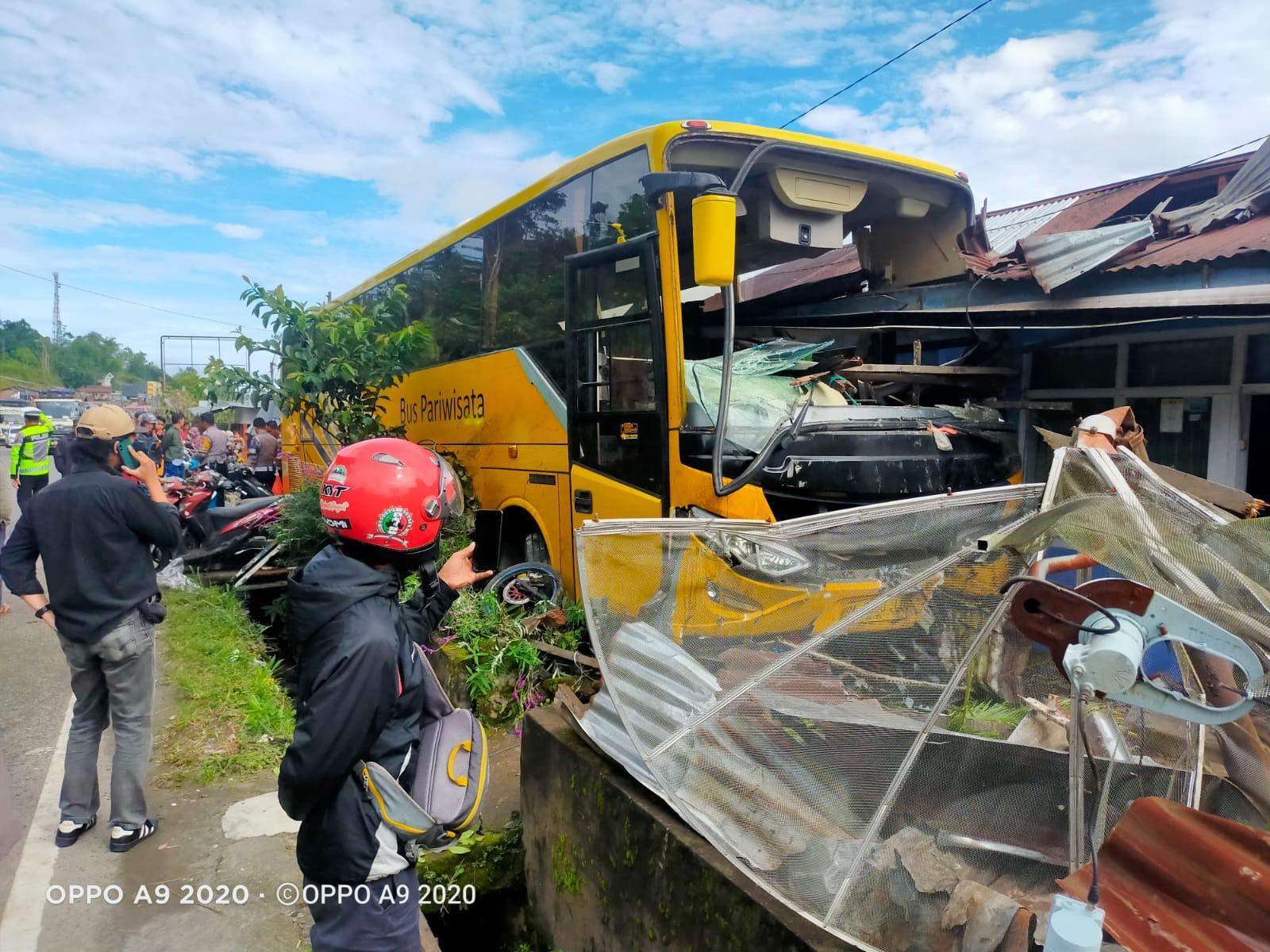 Kronologis Bus Pariwisata Hilang Kendali hingga Tabrak Pejalan Kaki dan Rumah di Tanah Datar