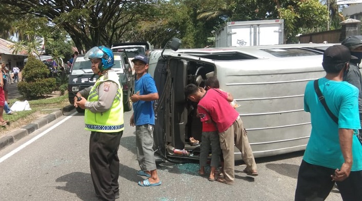 bus-terbalik-di-perbatasan-kota-padang-padang-pariaman-sabtu-2762020.jpg