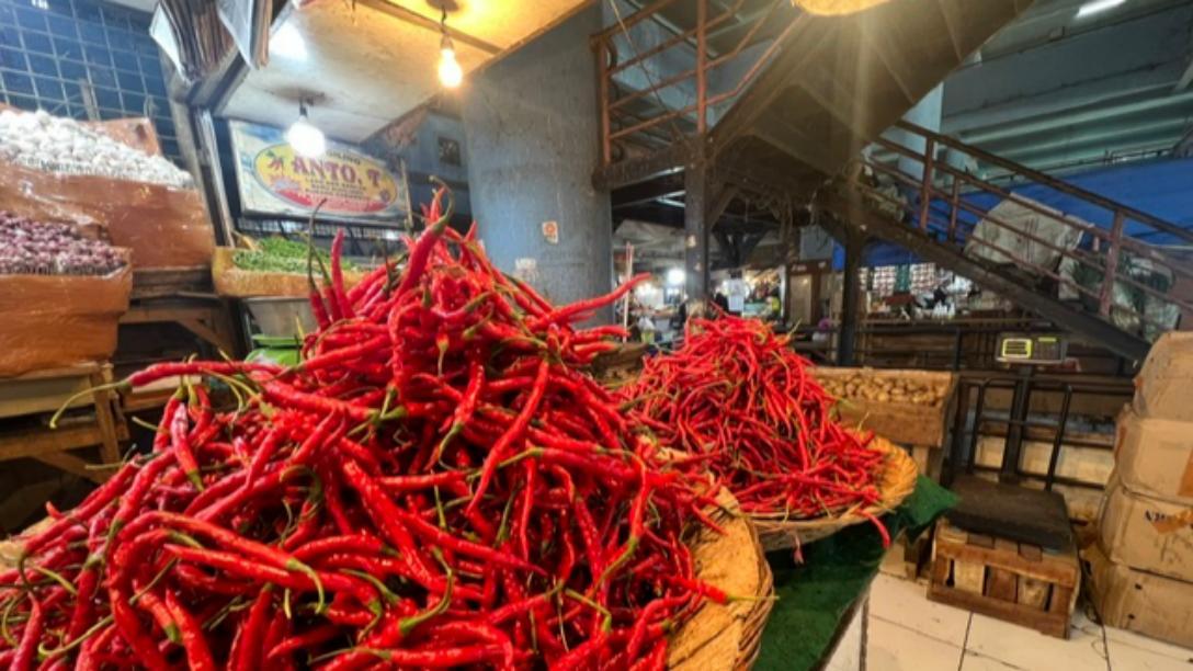 cabai-merah-di-pasar-raya-padang-1162026.jpg