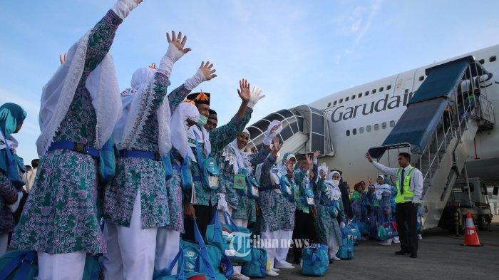 calon-jamaah-haji-menaiki-pesawat-jadwal-keberangkatan-jemaah-haji-embarkasi-padang.jpg