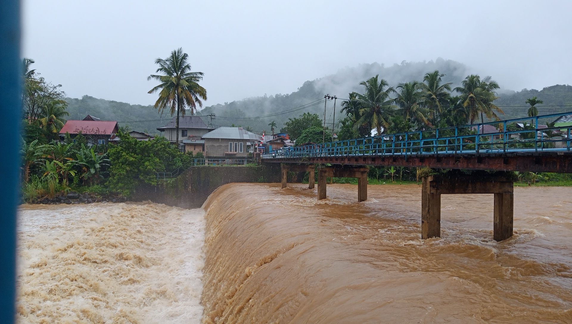 debit-air-di-sungai-batang-kuranji-padang-makin-naik.jpg