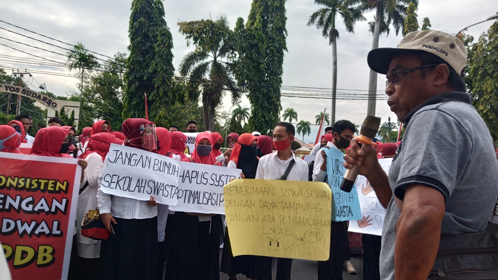 Guru Swasta Demo Gubernur Sumbar, Minta Pemda Patuhi Permendikbud No.44/2016 & Permendikbud 22/2016