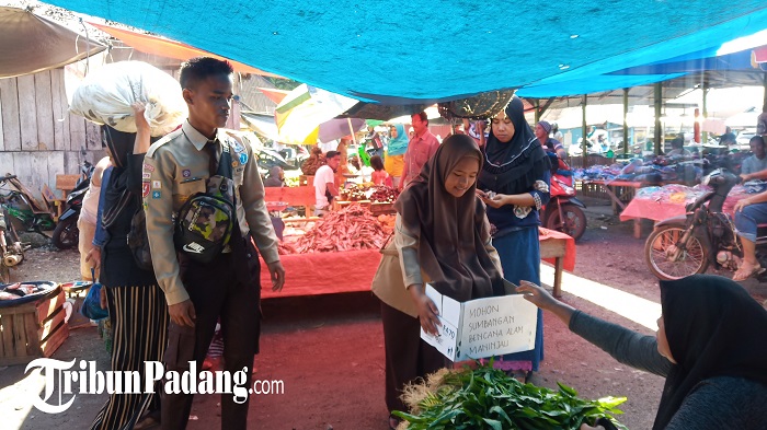 dua-murid-smk-2-sungai-jaring-lubuk-basung-masuki-pasar-balai-satu-lubuk-basung-untuj-menggalang.jpg