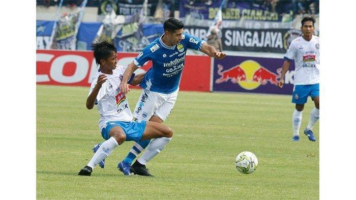 esteban-vizcarra-dalam-laga-persib-bandung-vs-arema-fc.jpg