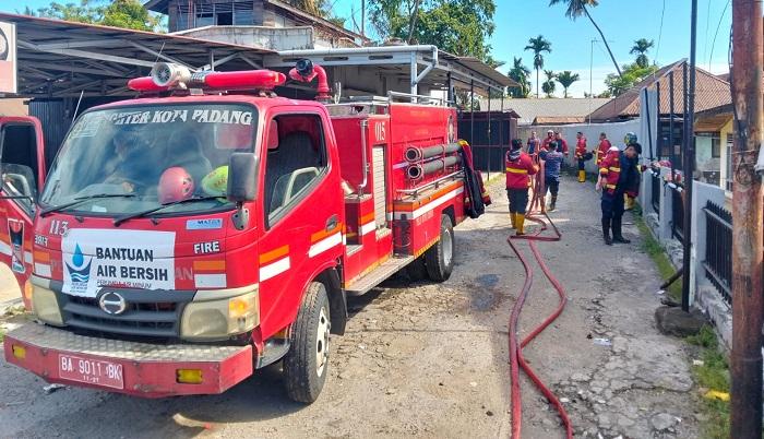 fng-Kota-Padang-Safter-persegi-serta-mencegah-kobaran-api-meluas-ke-area-sekitar.jpg