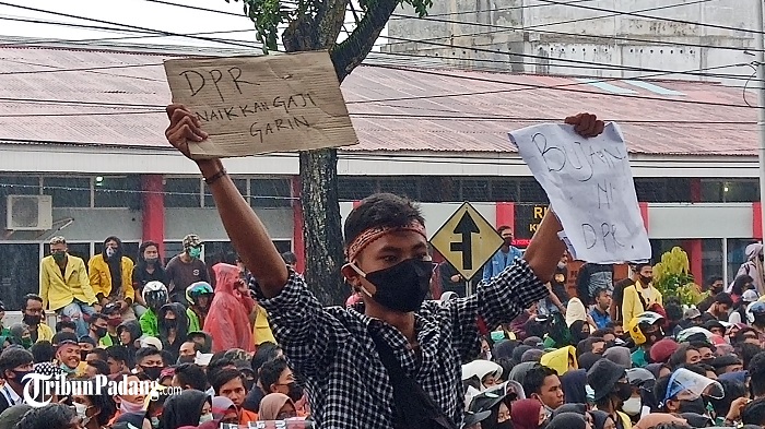 Massa yang Demo UU Cipta Kerja ke DPRD Sumbar, Sempat Mendesak Agar Naikkan Gaji Garin