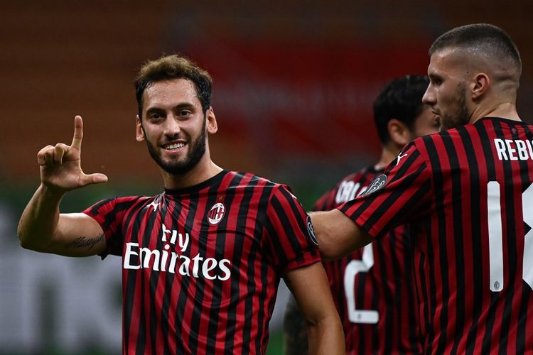 gelandang-ac-milan-hakan-calhanoglu-merayakan-gol-kontra-bologna-p.jpg