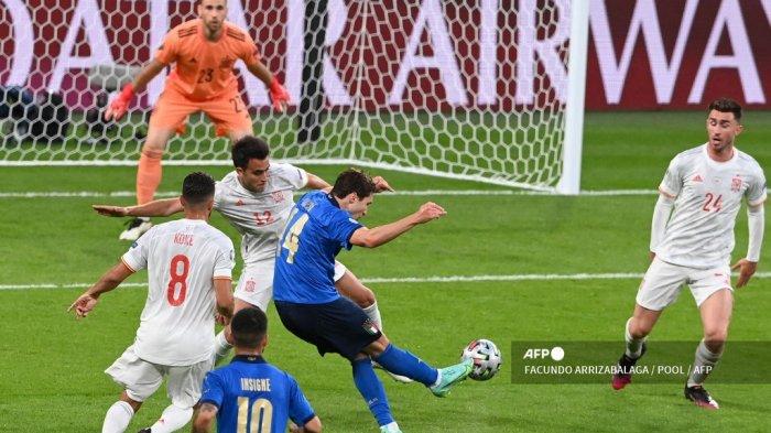 gelandang-italia-federico-chiesa-tengah-menembak-dan-mencetak-gol-pertama.jpg