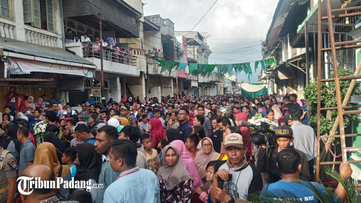 hadiri-tradisi-serak-gulo-di-padang-ribuan-warga-penuhi-halaman-masjid-muhammadan.jpg