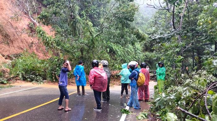hon-tumbang-sehingga-menghambat-akses-jalan-di-Jalan-Padang-Painan-Kamis-1782023.jpg