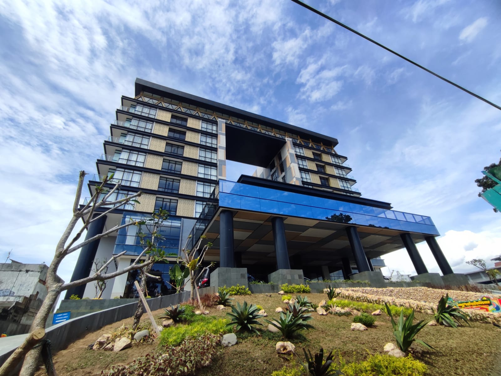 hotel-santika-premiere-padang-di-jalan-ahmad-yani-padang-sumatera-barat.jpg