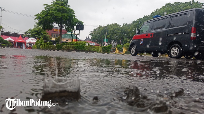 hujan-di-kawasan-kecamatan-padang-barat-kota-padang.jpg