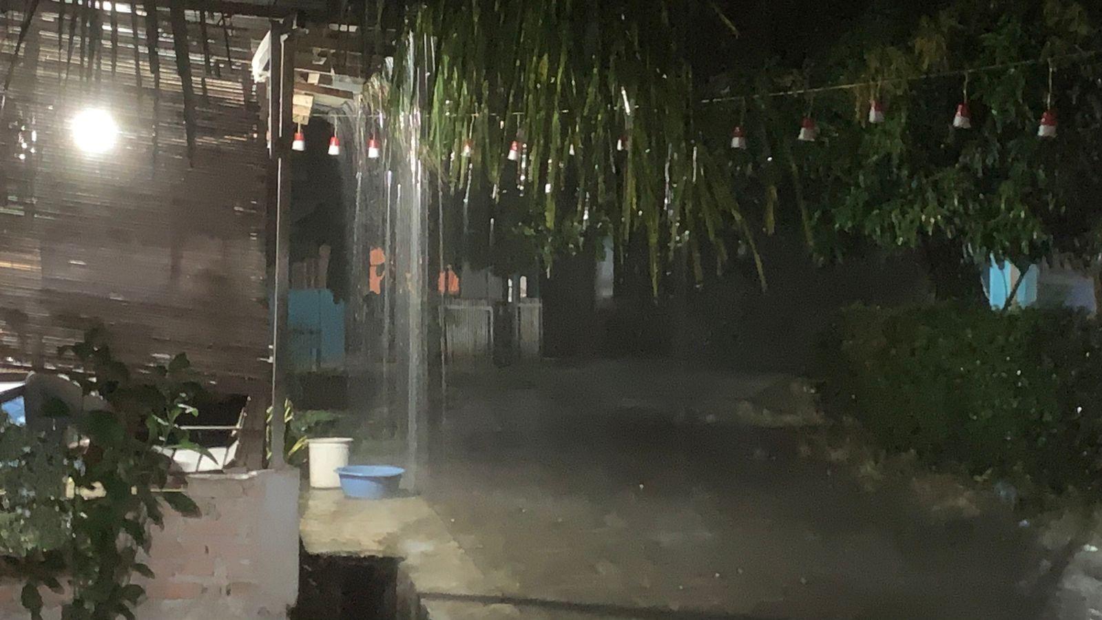 hujan-lebat-di-padang-malam-112026.jpg
