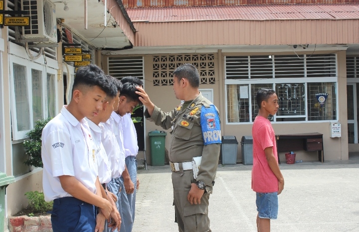 humas-satpol-pp-padang-tangkap-pelajar.jpg