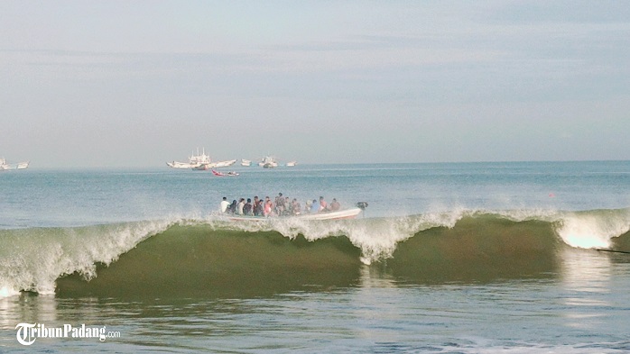 ilustrasi-gelombang-tinggi-di-perairan-sumbar.jpg