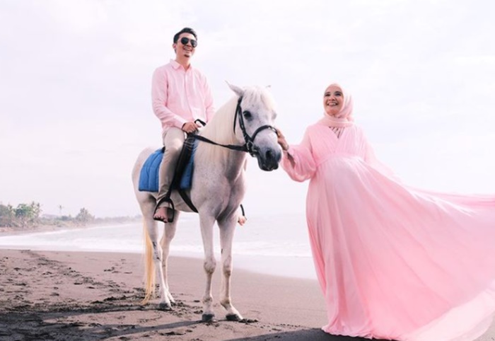 Zaskia Sungkar Unggah Foto Maternity Shoot di Bali, Netizen Tebak Jenis Kelamin Bayi