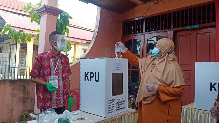 istri-mahyeldi-harneli-saat-menyalurkan-hak-pilihnya-rabu-9122020.jpg