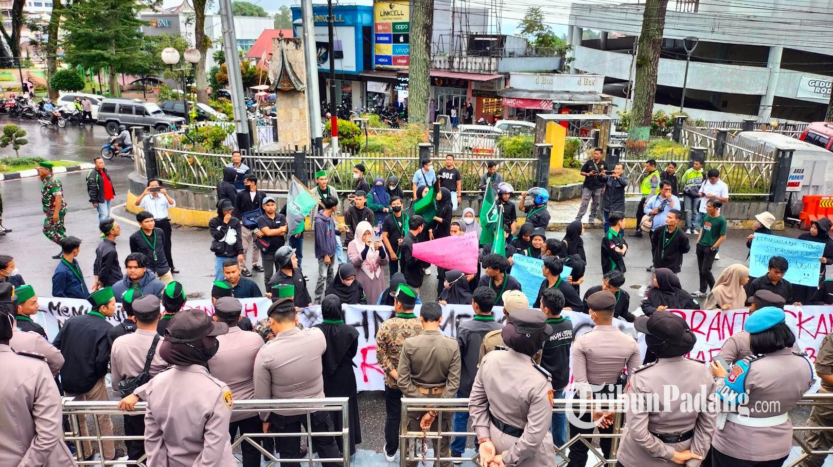 isu-harga-BBM-naik-hari-ini-mahasiswa-demo-di-Bukittinggi.jpg