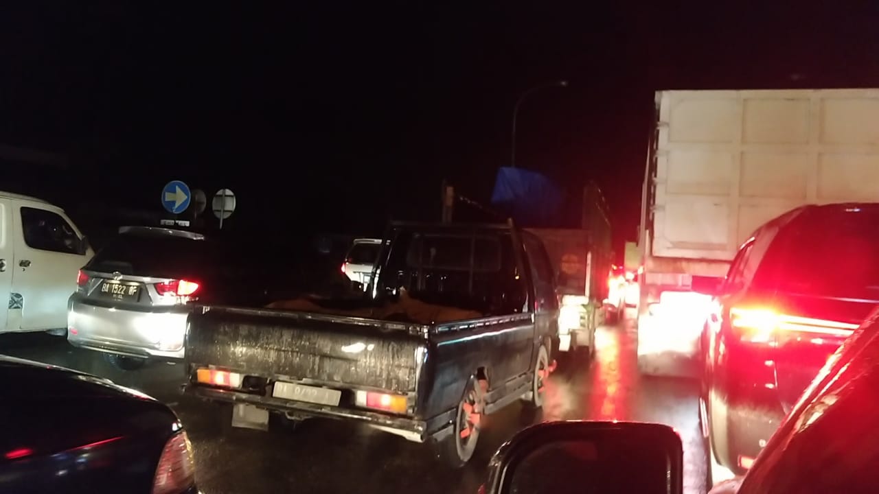 Arus Bukittinggi - Padang Macet, Kendaraan Melambat Akibat Jalan Berlubang