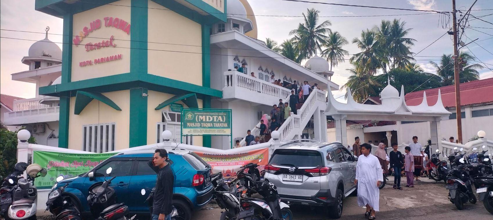 jemaah-Masjid-Taqwa-Taratak-selesai-melaksanakan-sholat-Iduladha.jpg