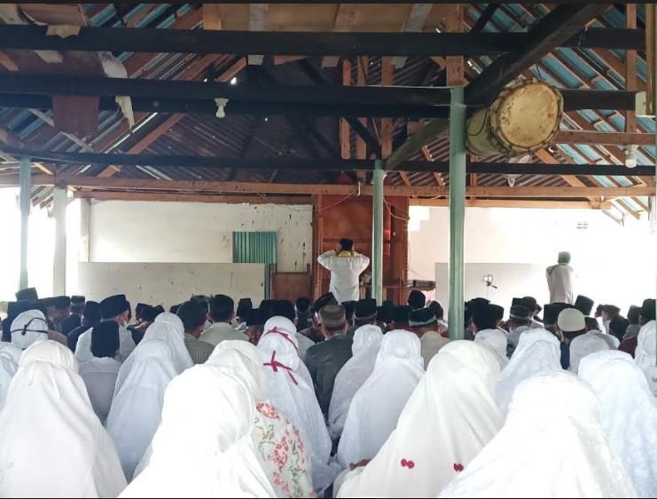 jemaah-tarekat-syattariyah-di-sijunjung-sumbar-merayakan-idul-fitri-1442-h-jumat-1452021.jpg