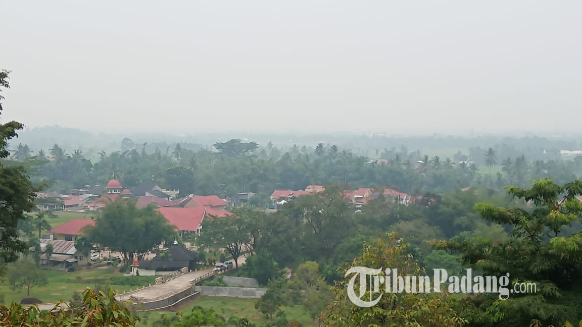 kabut-asap-tampak-menyelimuti-kota-padang-sumatera-barat-senin-2392019.jpg