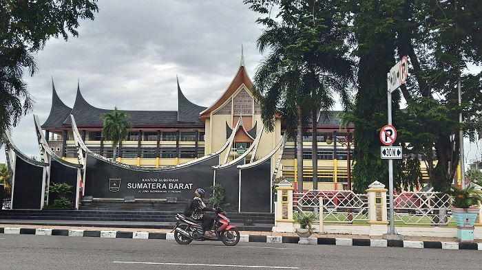 kantor-gubernur-sumbar-berada-di-jalanjpg.jpg