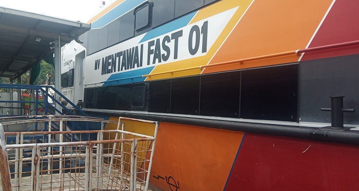 kapal-mentawai-fast-saat-bersandar-di-pelabuhan-muaro.jpg