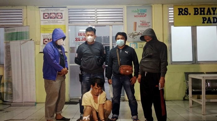 kapolsek-lubuk-kilangan-saat-mengamankan-pelaku-pencurian.jpg
