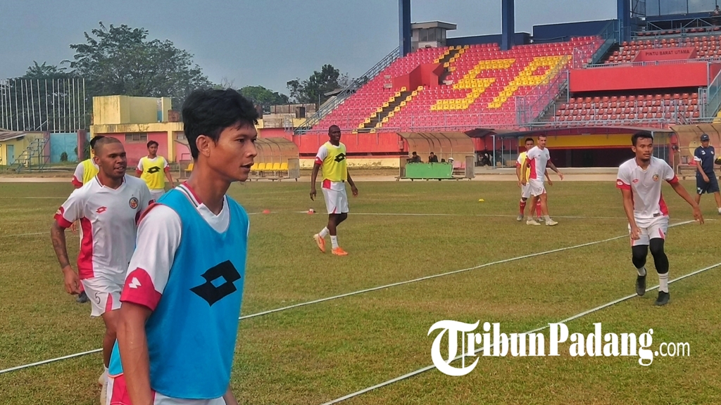 kapten-tim-semen-padang-fc-dedi-gusmawan-saat-menjalani-latihan.jpg