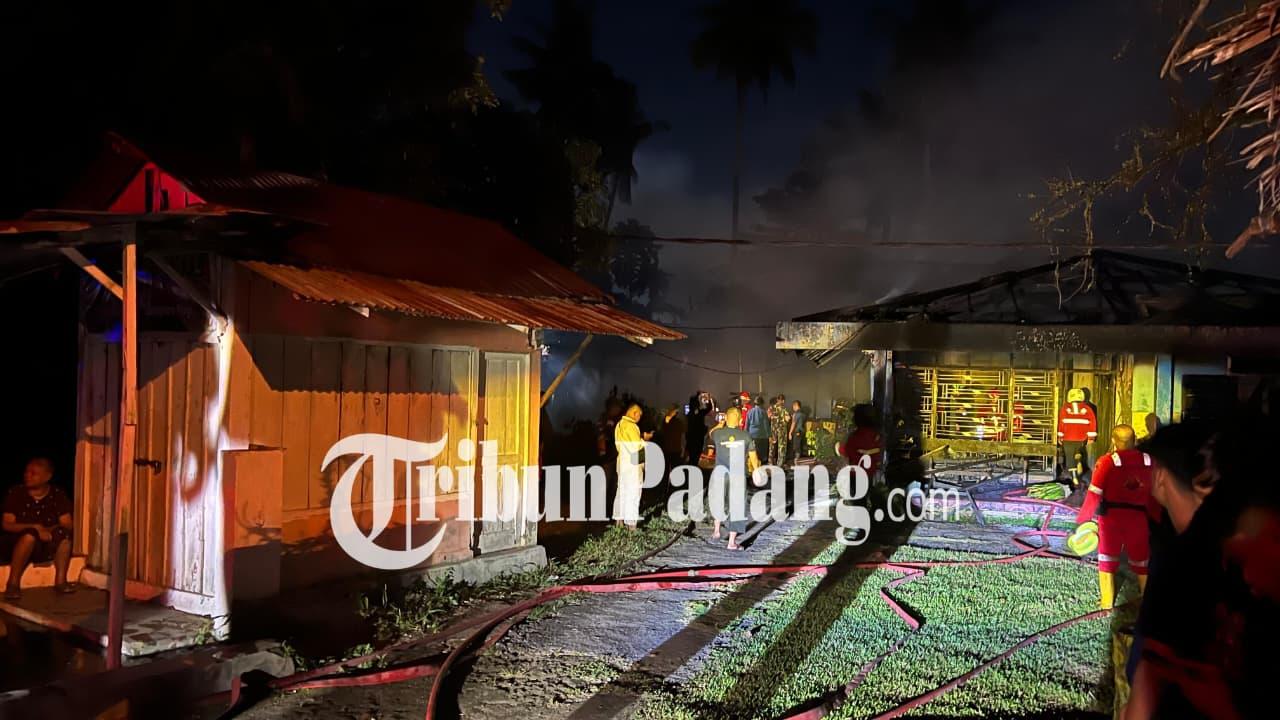 kebakaran-di-kampung-pinang-jati-padang-1212026.jpg