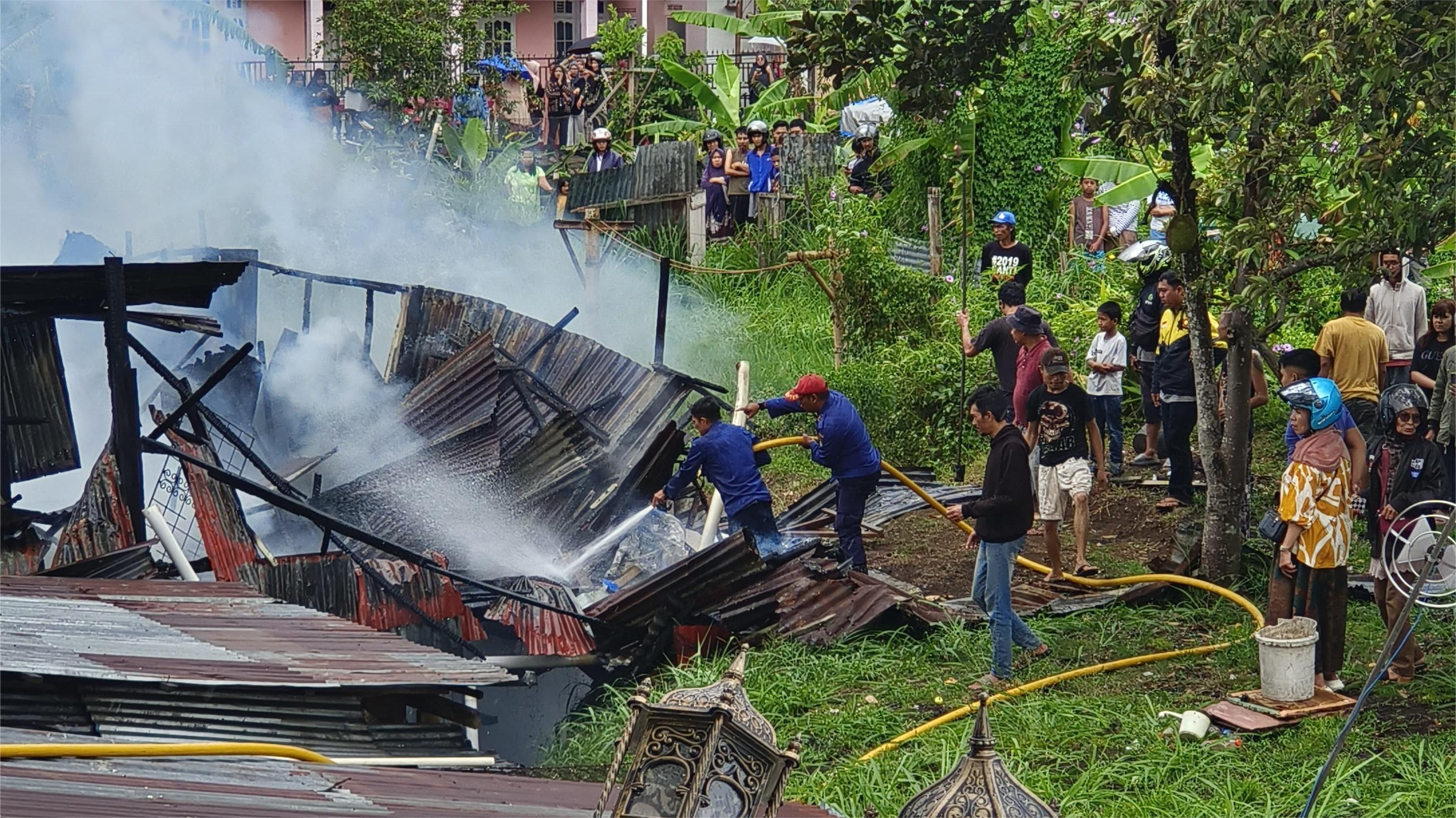 kebakaran-empat-rumah-di-bukittinggi-17112025.jpg