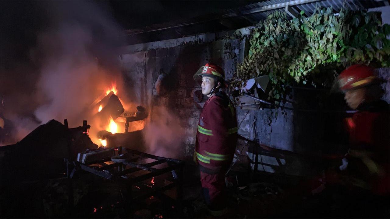 kebakaran-rumah-penjaga-sekolah-di-ulak-karang-utara-1012026.jpg