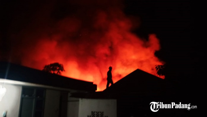 kebakaran-terjadi-di-kelurahan-sawahan-kecamatan-padang-timur.jpg