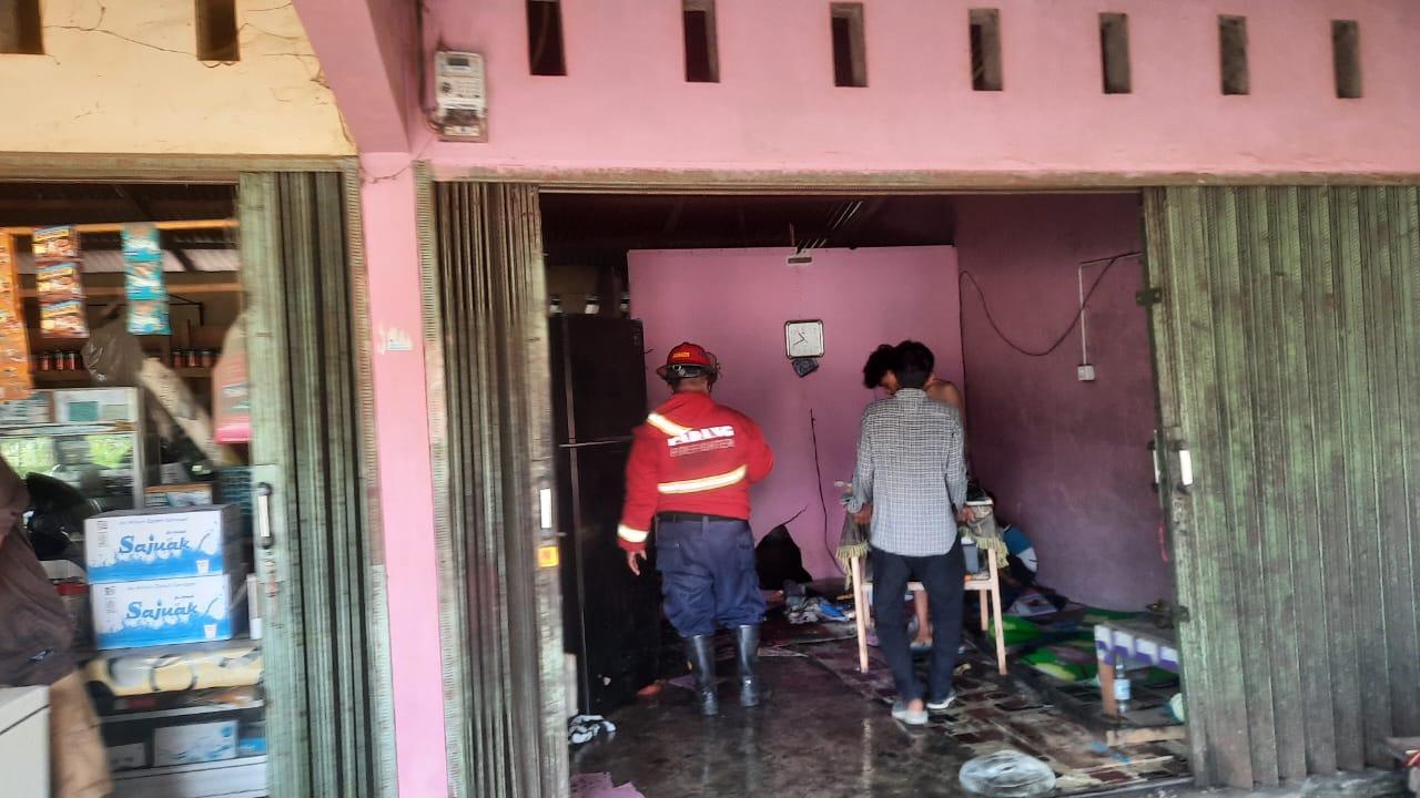 kebakaran-warung-di-padang-13112025.jpg