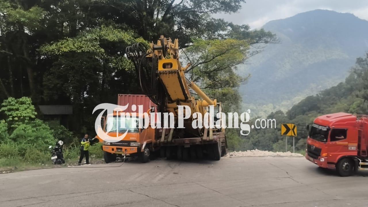 kecelakaan-beruntun-di-sitinjau-lauik-padang-612026.jpg