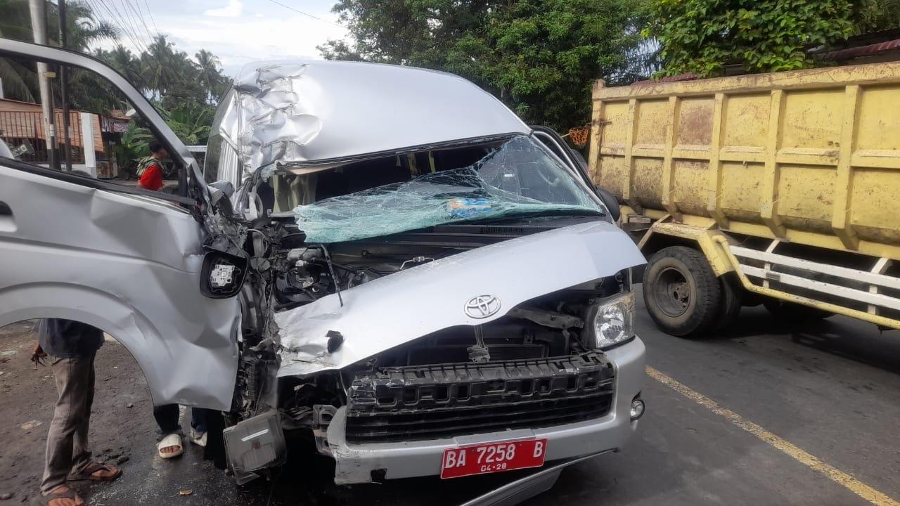 kecelakaan-mobil-dinkes-sumbar-di-Agam-2-5112025.jpg