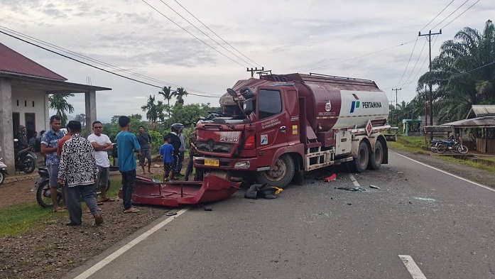 kecelakaan-mobil-truk-tangki-dengan-truk-fuso-di-kabupaten-pesisir-selatan.jpg