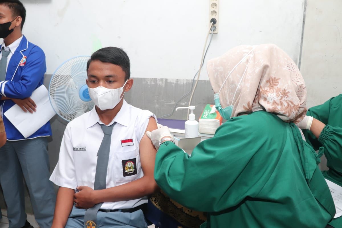 kegiatan-vaksinasi-di-sman-2-kota-solok-senin-2792021.jpg