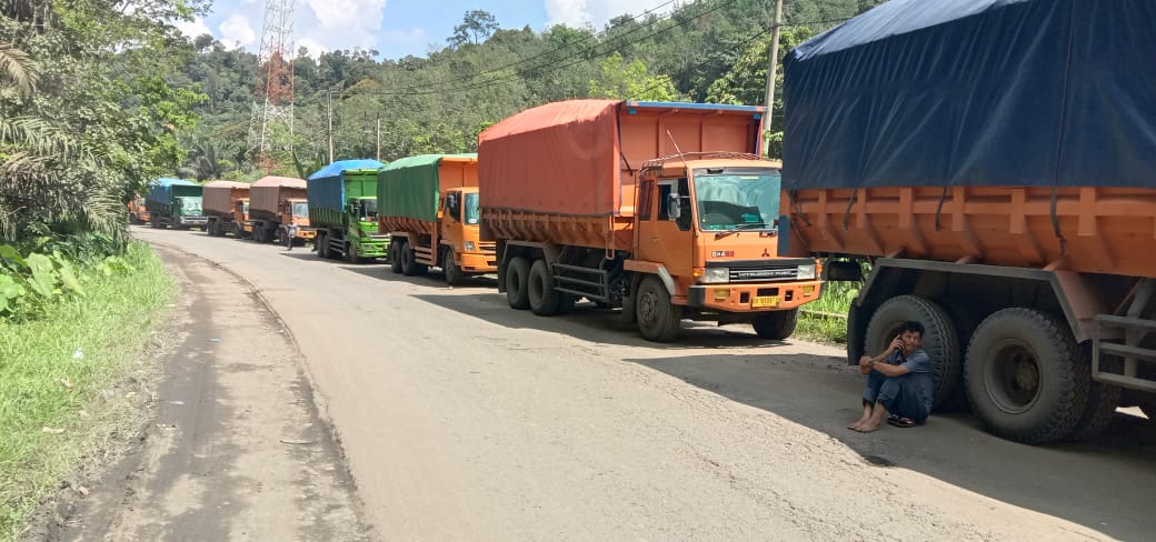 kemacetan-akibat-satu-unit-truk-alami-patah-as.jpg