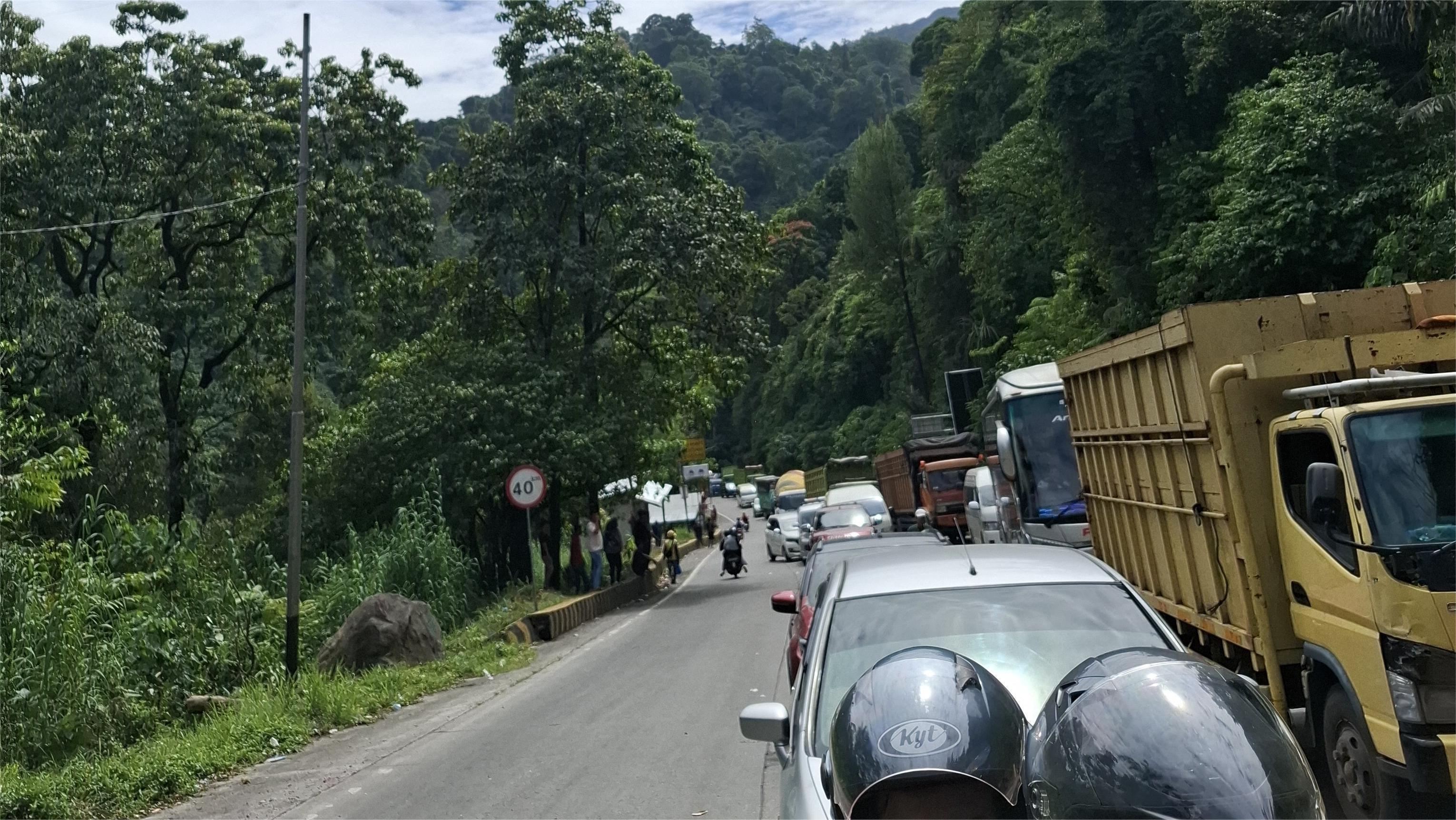 kemacetan-panjang-di-Sitinjau-Laui-2962025.jpg