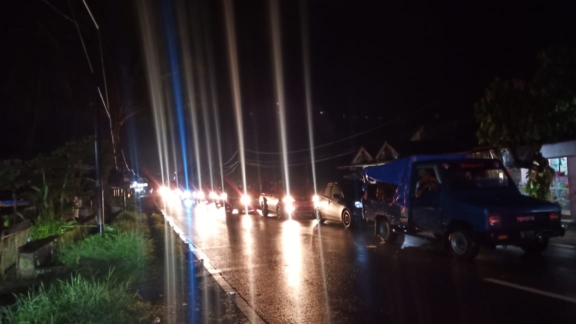 kepadatan-terlihat-di-jalan-padang-bukittingi-dari-puncak-kiambang.jpg