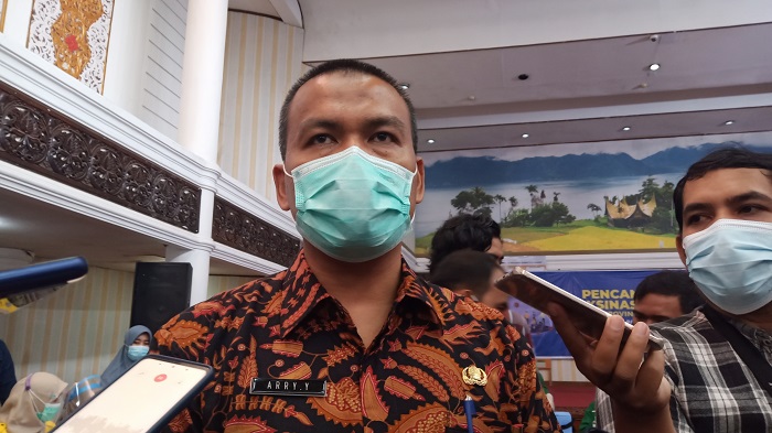 kepala-dinas-kesehatan-provinsi-sumbar-arry-yuswandi-saat-diwawancara-awak-media.jpg
